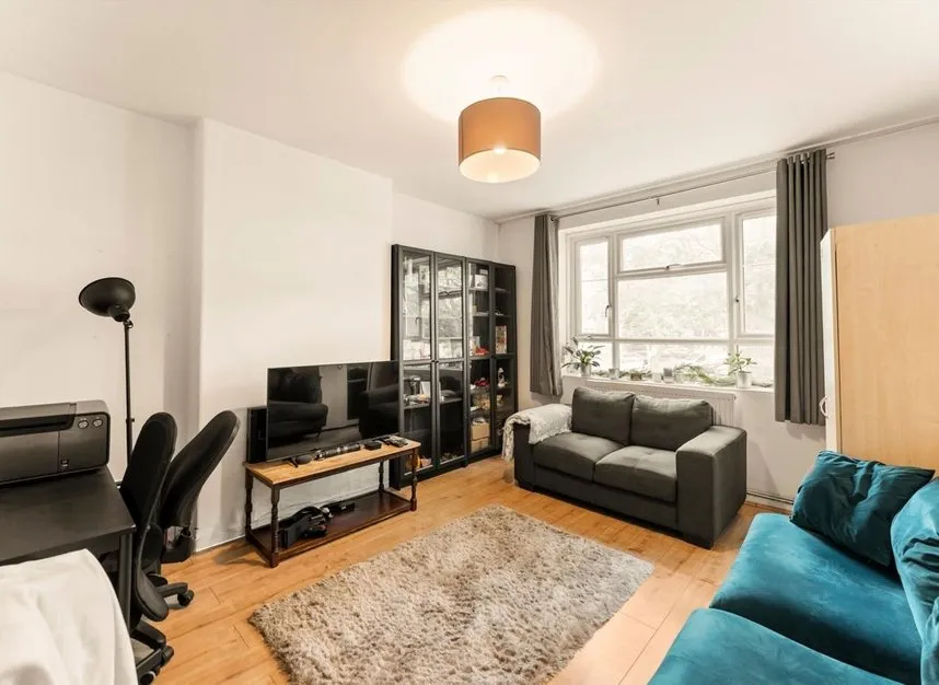 Lawrence Close, White City Estate, W12, photo 2