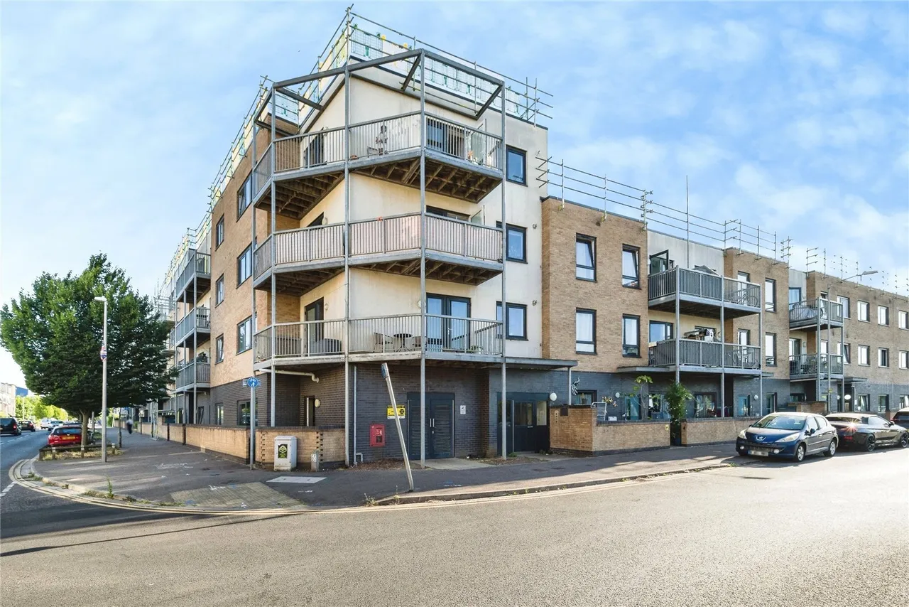 2 bed flat for sale — Avontar Road, South Ockendon, Essex, RM15