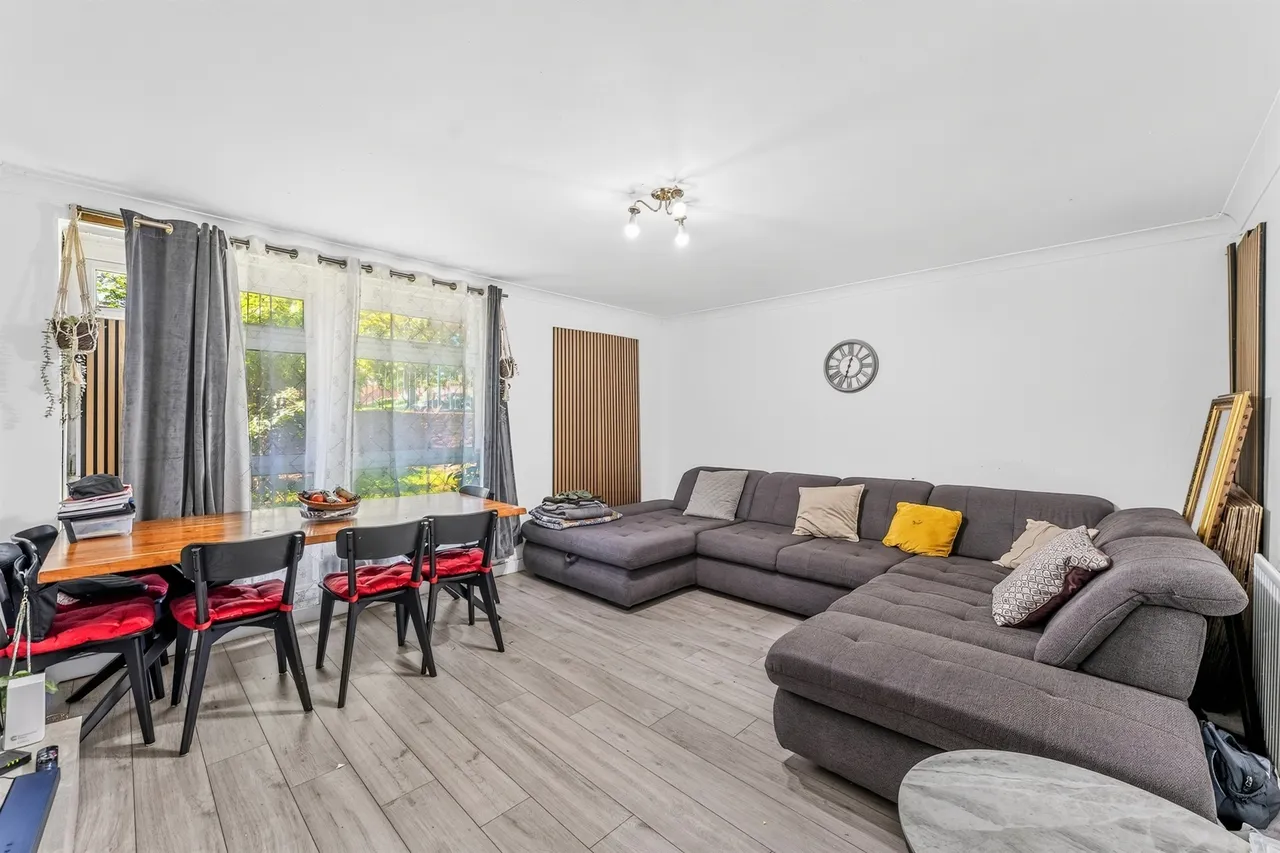 3 bed flat for sale — Arnal Crescent, London