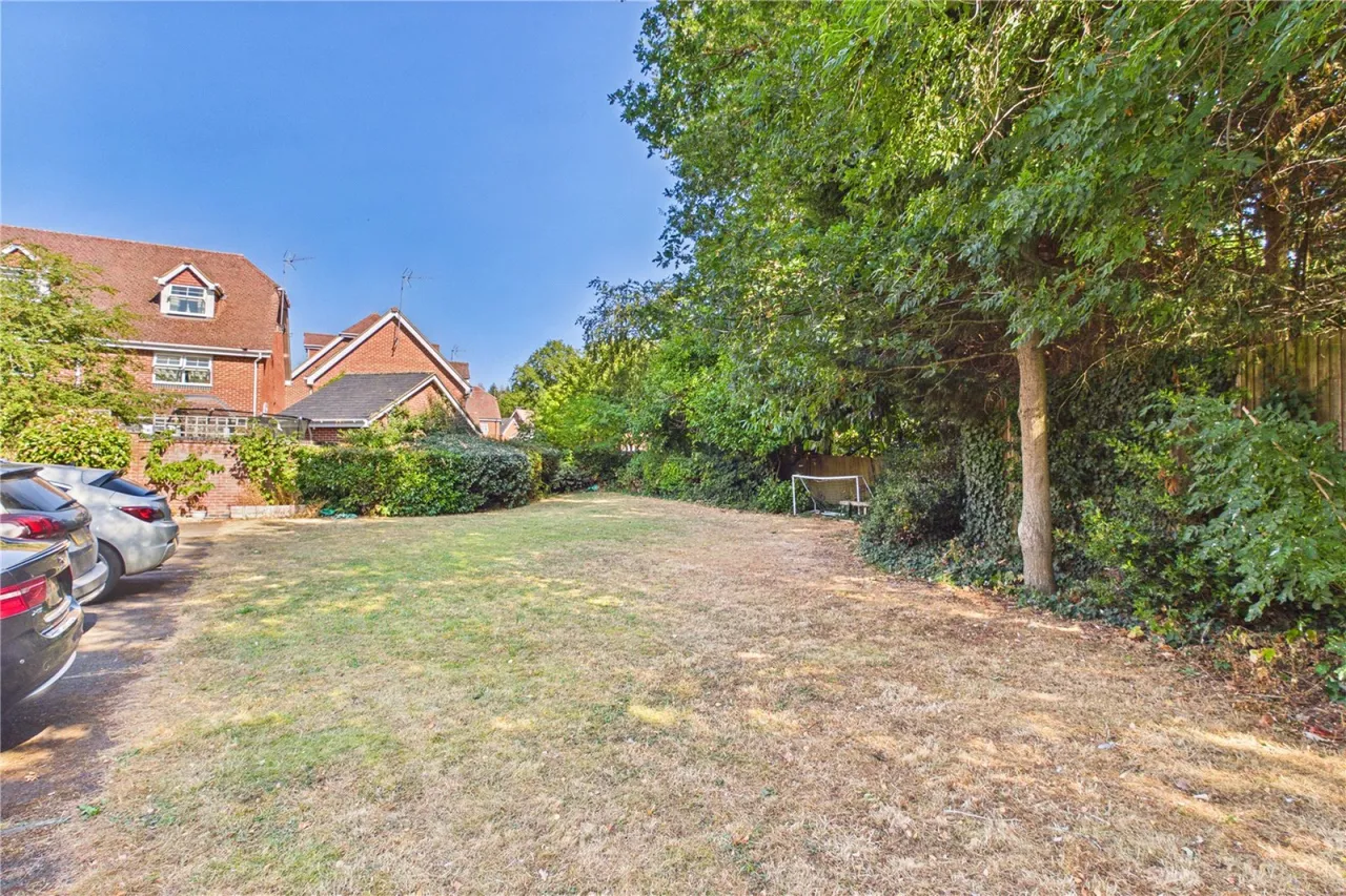 Sandstone Grove, Hermitage, RG18, photo 11