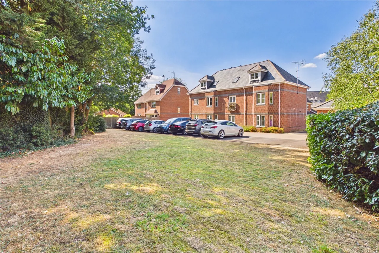 Sandstone Grove, Hermitage, RG18, photo 6