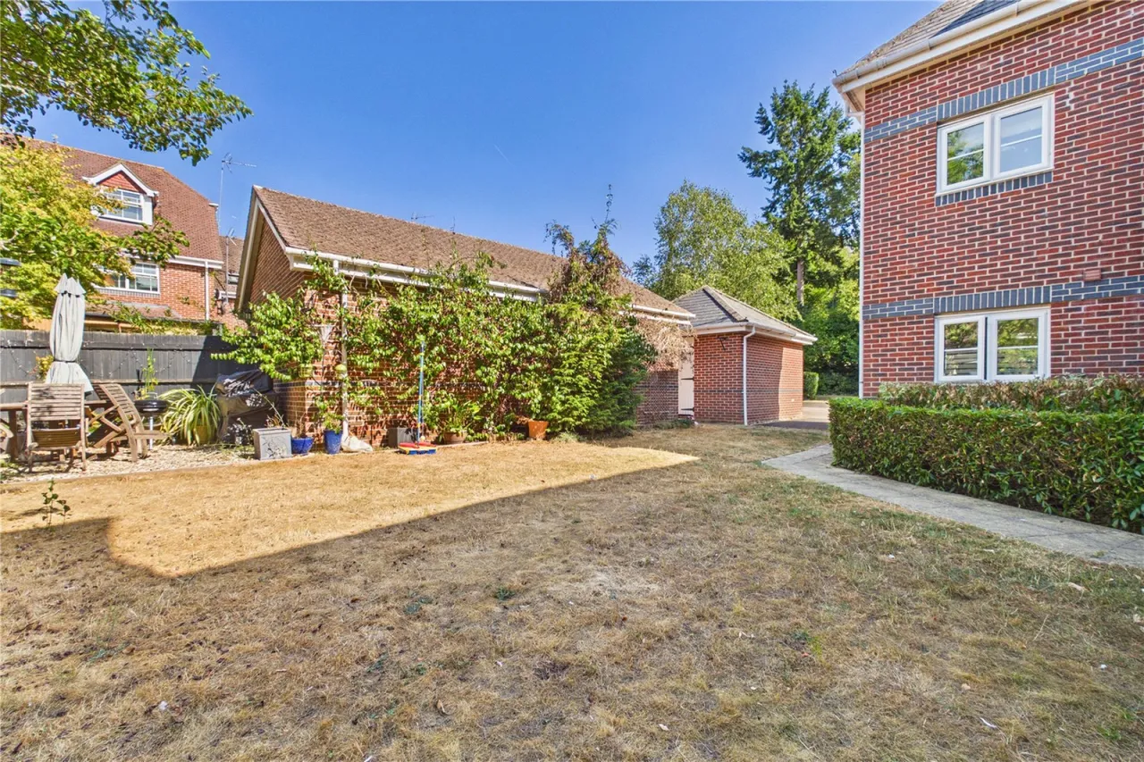 Sandstone Grove, Hermitage, RG18, photo 5