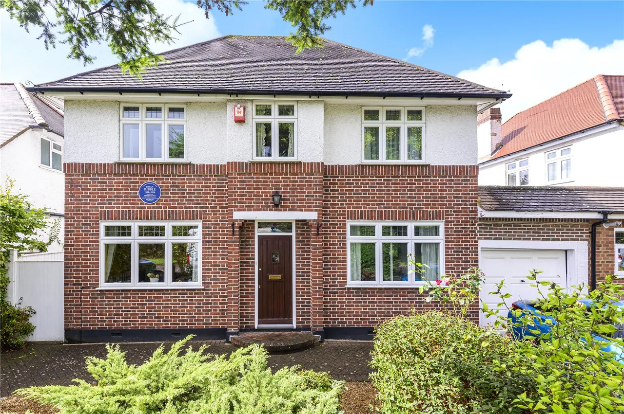 4 bed house for sale — Warwick Close, Hampton, London, TW12 2TY