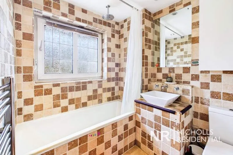Leas Close, Chessington, KT9, photo 13