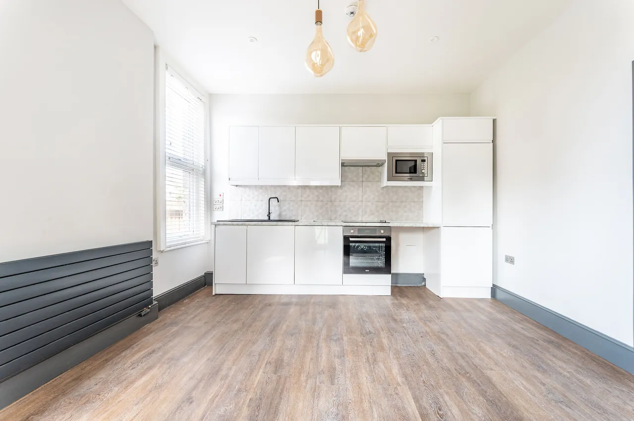 2 bed flat to rent — 72a Greyhound Lane, London