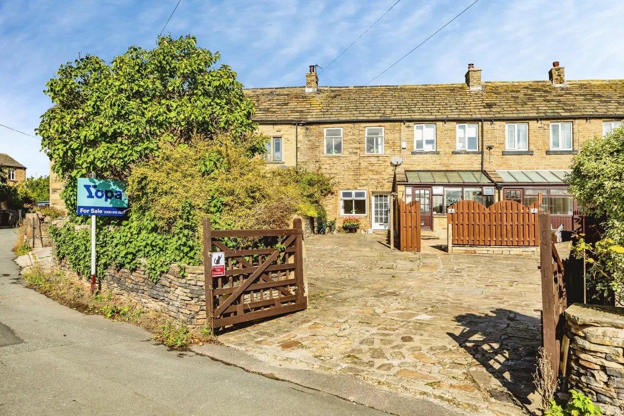 2 bed house for sale, Smithy Hill, Huddersfield, HD8