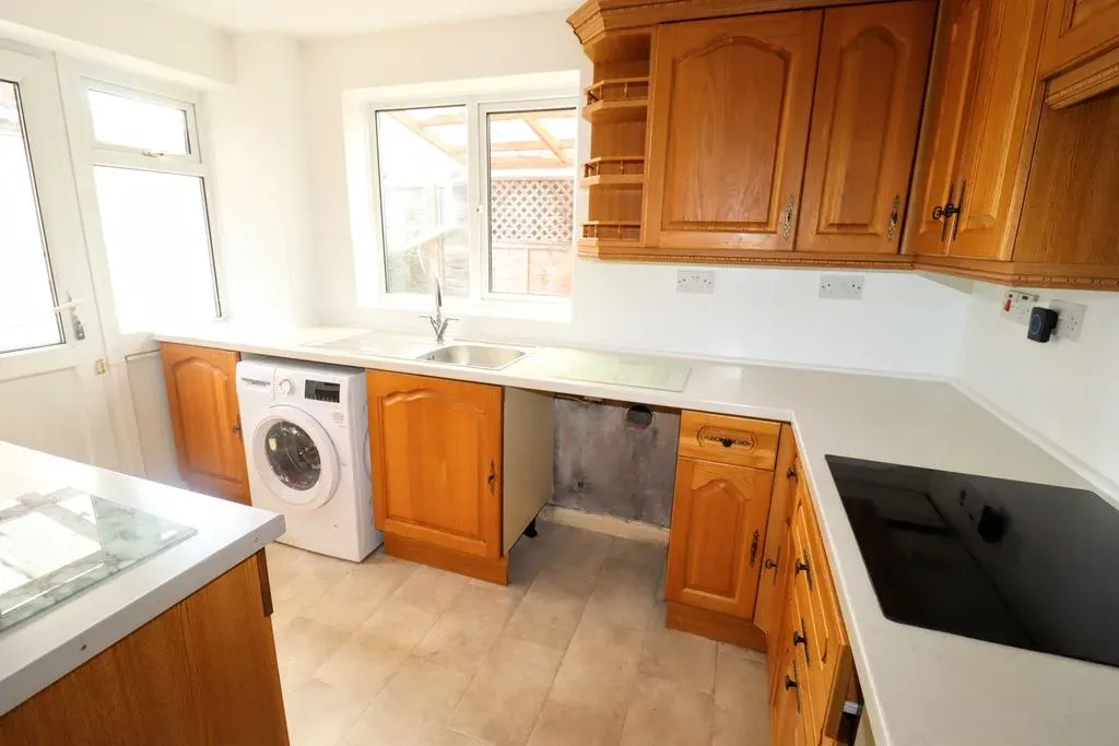 Hunter Drive, Bletchley, Milton Keynes, Buckinghamshire, MK2 3LY, photo 2