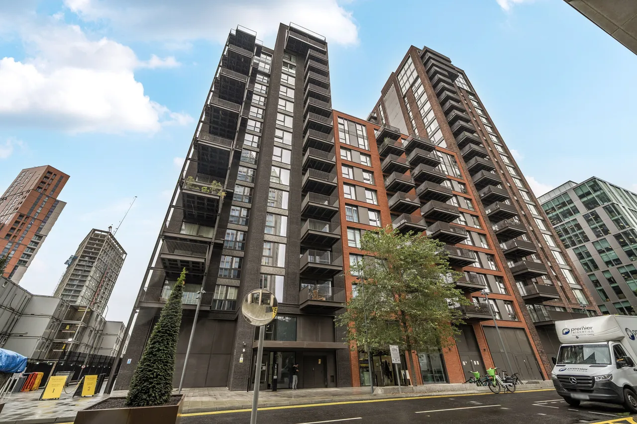 2 bed flat for sale, Embassy Gardens, SW11