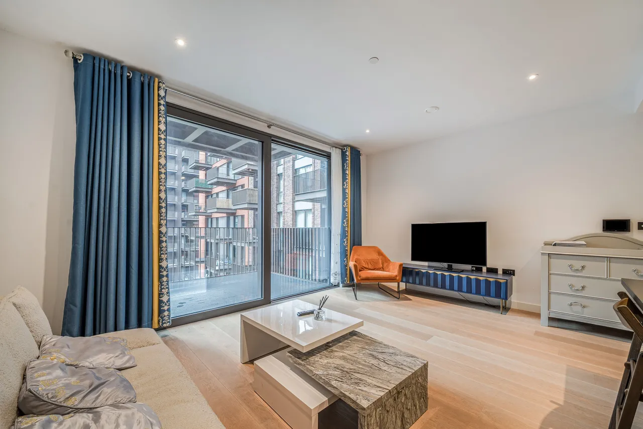 Embassy Gardens, SW11, photo 2