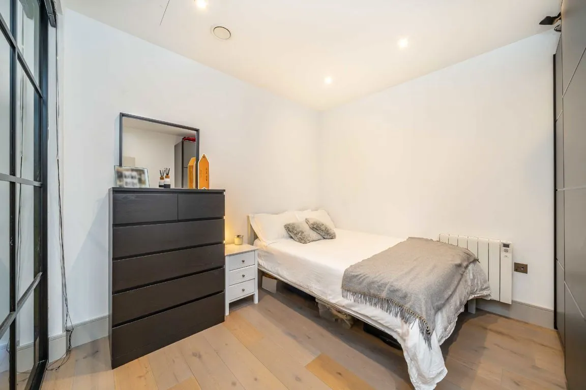 Clapham Road, SW9, photo 2