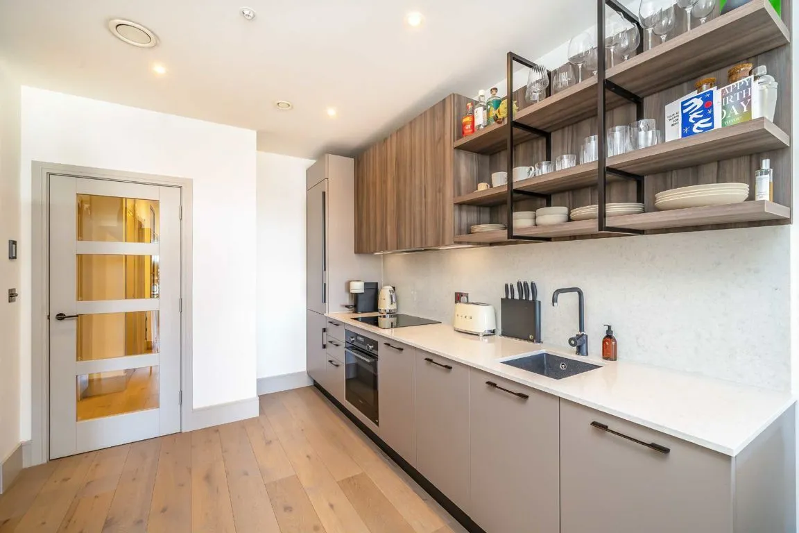 Clapham Road, SW9, photo 3