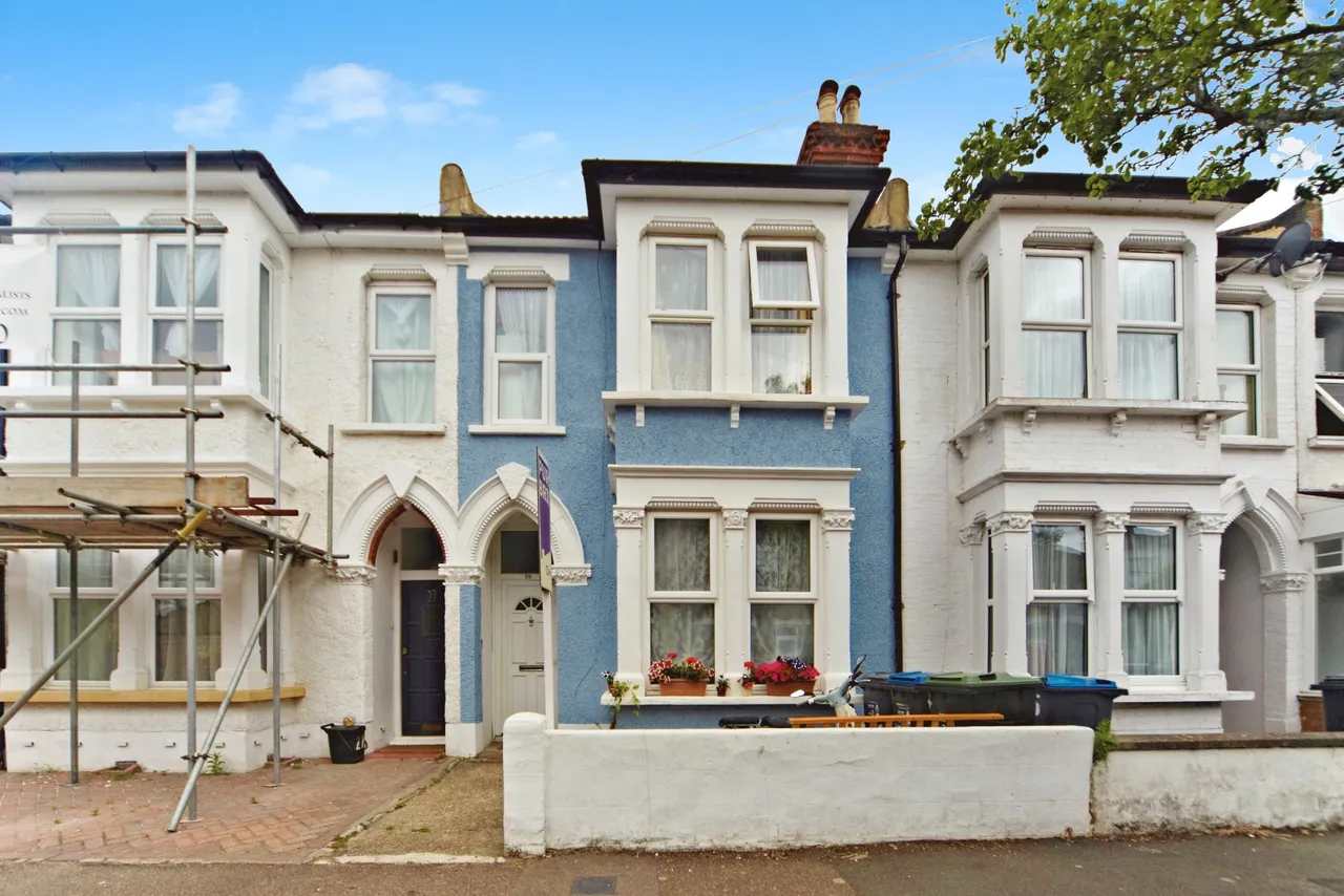 3 bed house for sale — Amberley Grove, Croydon