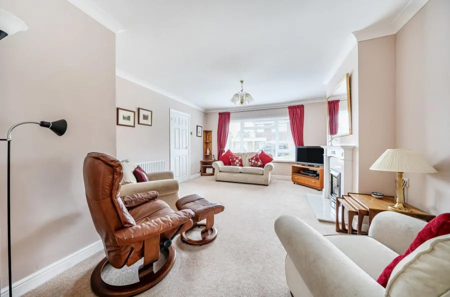 Mentmore Crescent, Dunstable, LU6, photo 2