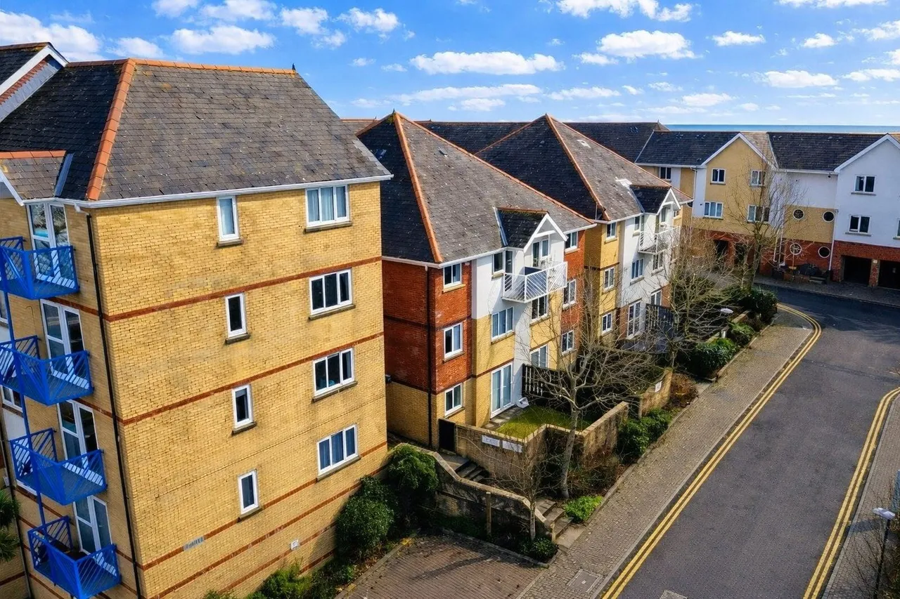 2 bed flat for sale — Highmoor, Maritime Quarter, Swansea, SA1 1YE