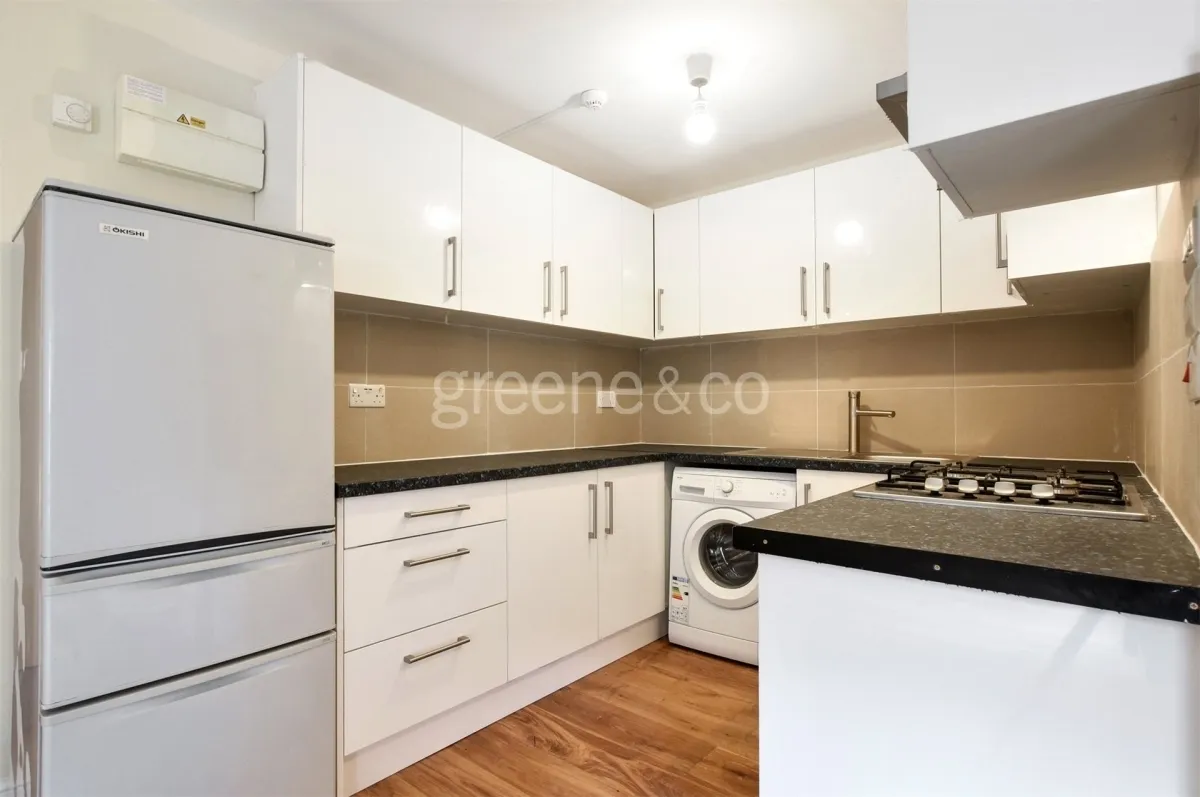 2 bed flat to rent, High Street, London, N8