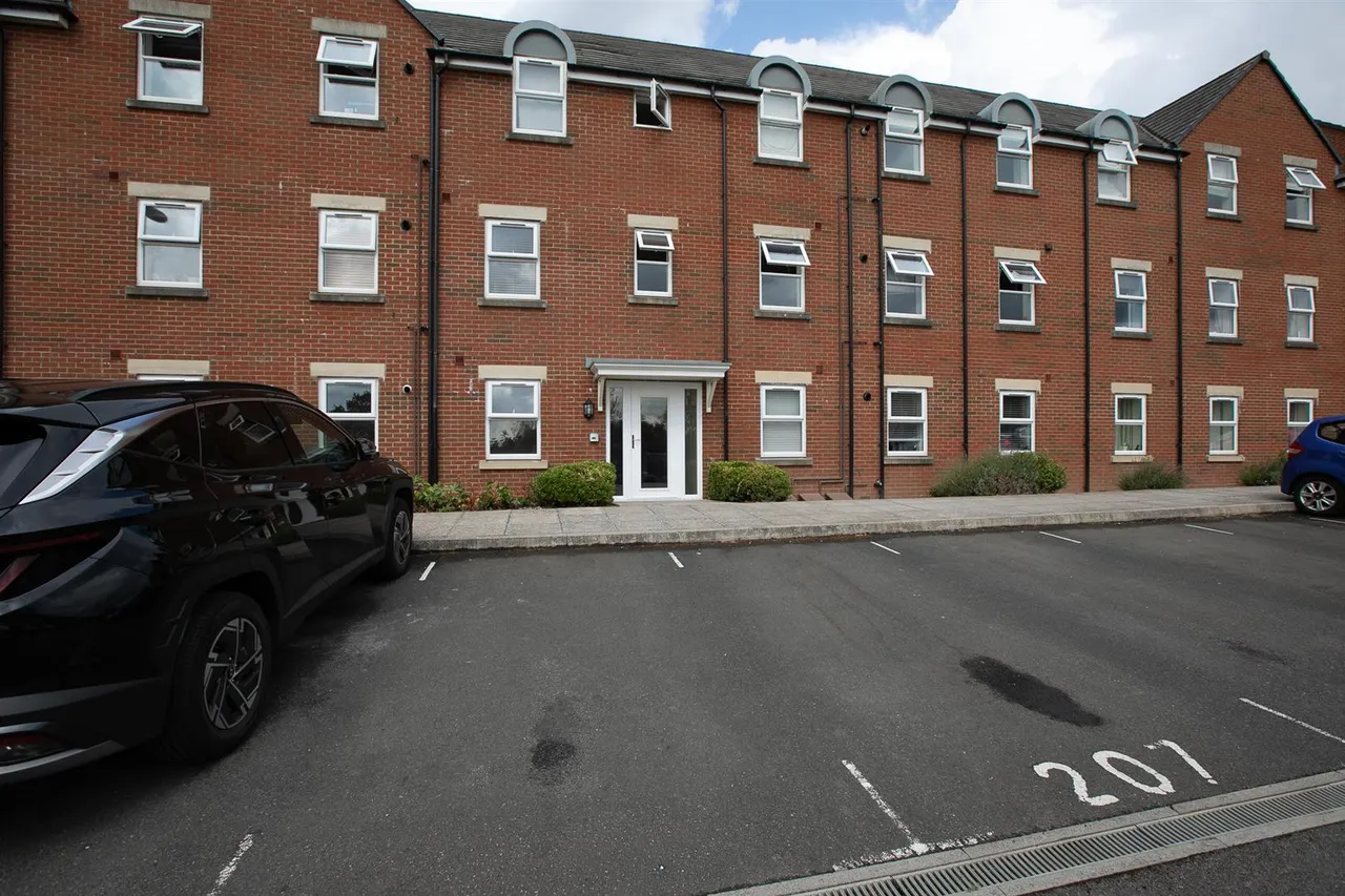 Cloatley Crescent, Royal Wootton Bassett, photo 9