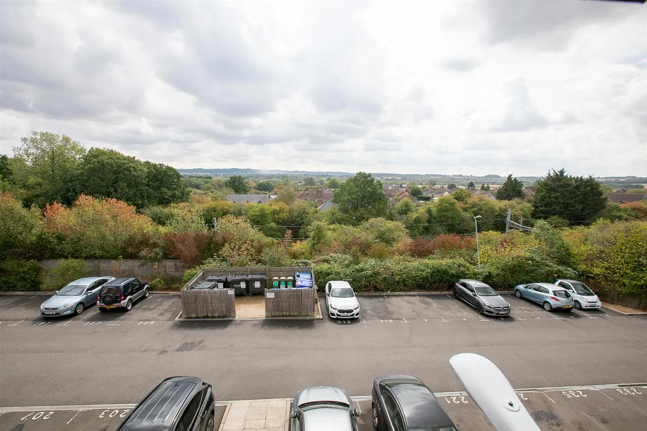Cloatley Crescent, Royal Wootton Bassett, photo 4