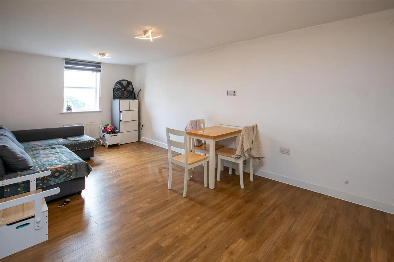 Cloatley Crescent, Royal Wootton Bassett, photo 3