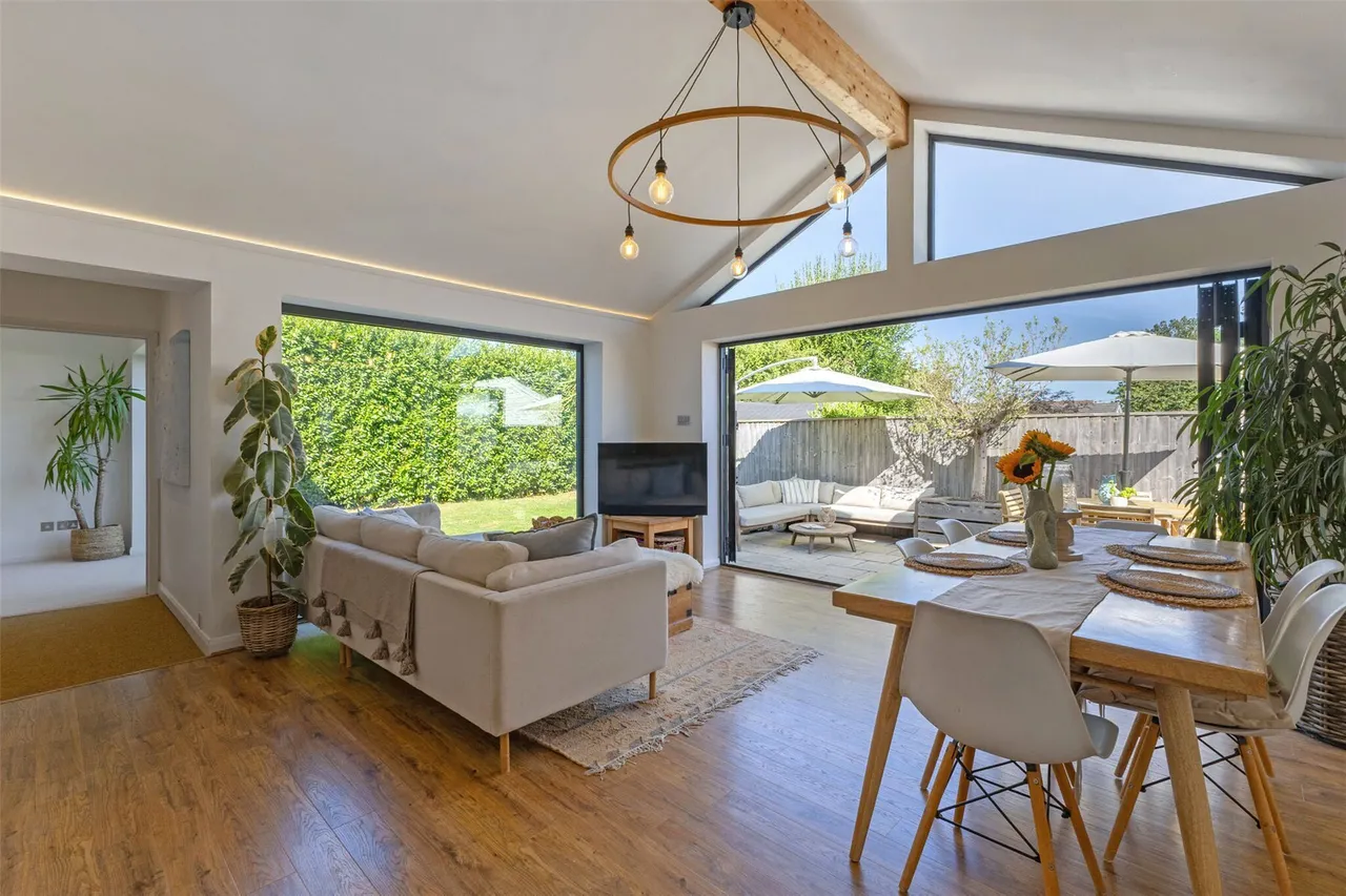 3 bed house for sale — Clinton Road, Lymington, Hampshire, SO41