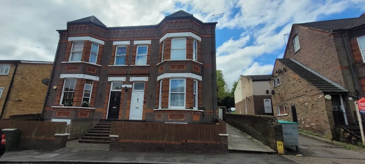 2 bed flat for sale — Stockwood Crescent, Luton