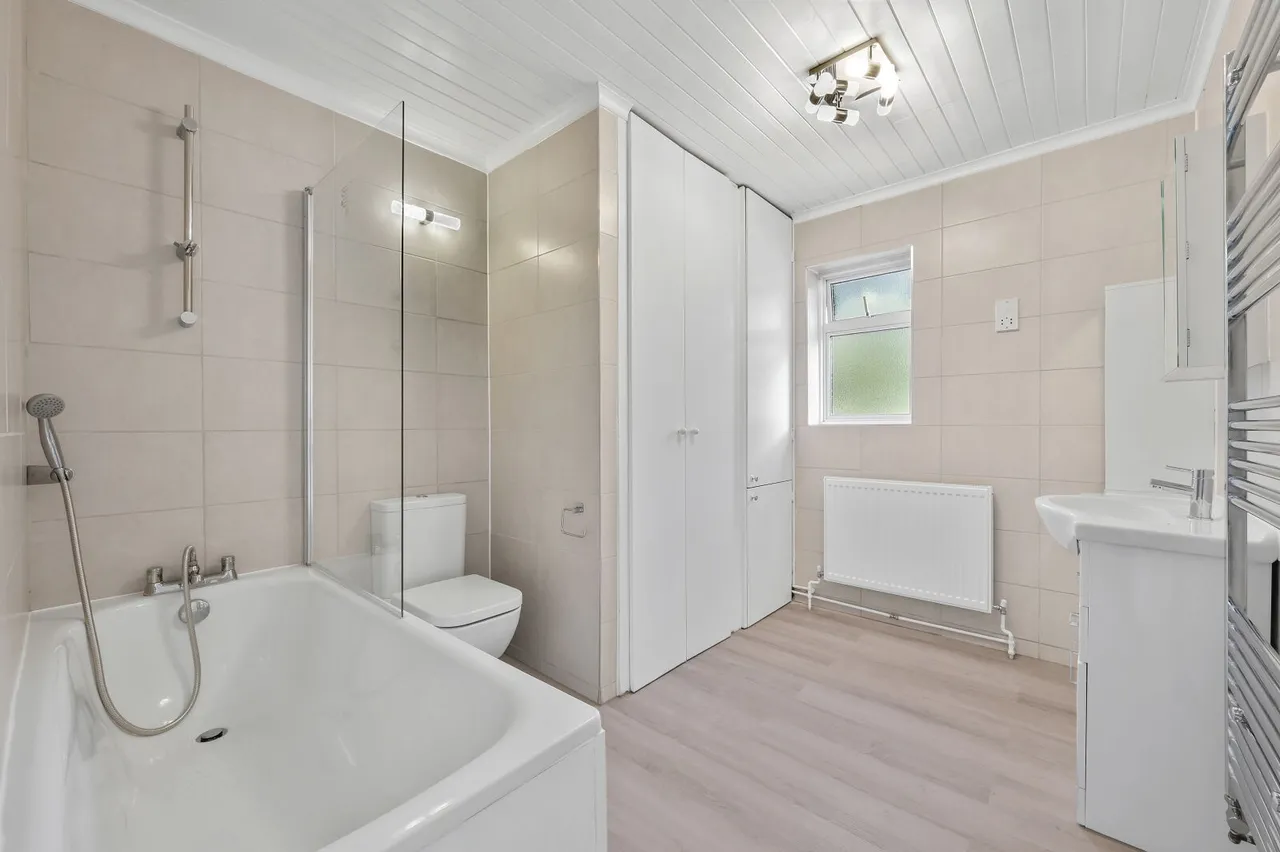 Beverley Avenue, London, SW20, photo 12