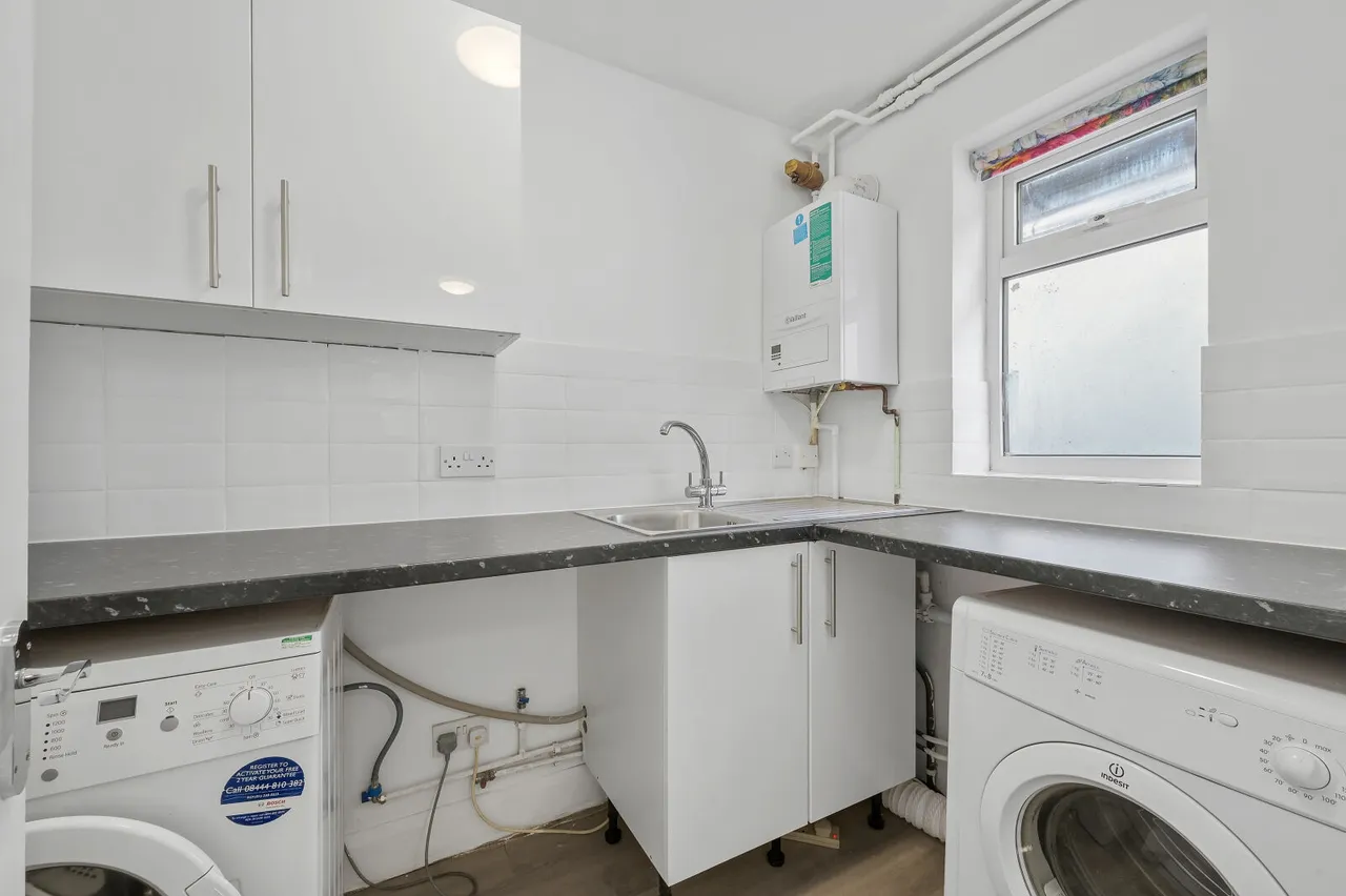 Beverley Avenue, London, SW20, photo 2