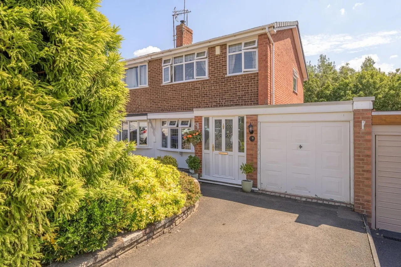 3 bed house for sale — Harcourt Drive, Lower Gornal