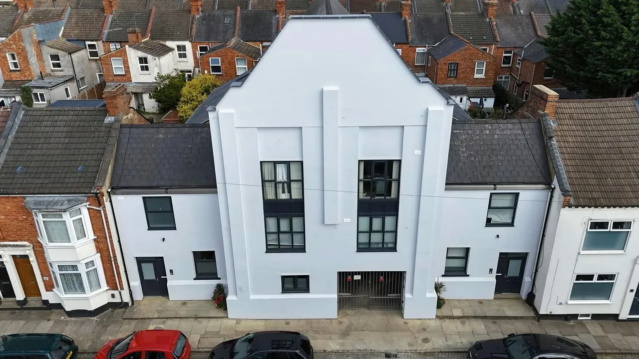 2 bed flat for sale — Artizan Road, Northampton
