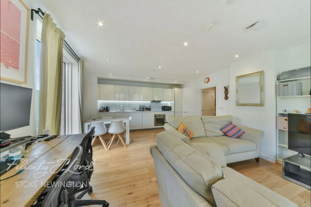 Kimpton Court, London, N4, photo 2