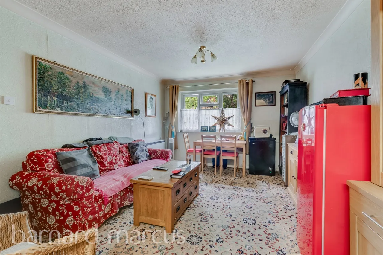 Chatsworth Place, Mitcham, photo 4