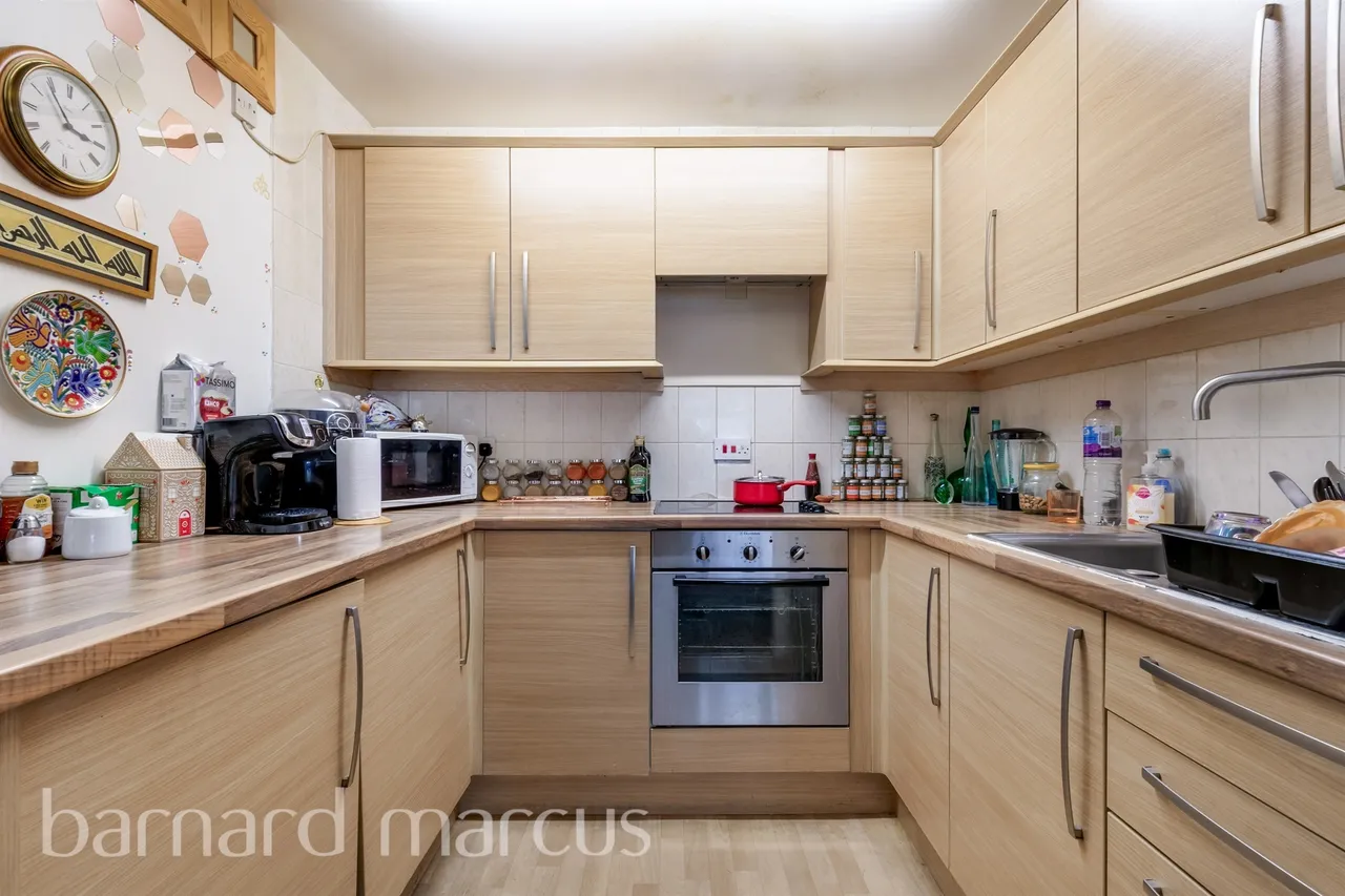 Chatsworth Place, Mitcham, photo 2