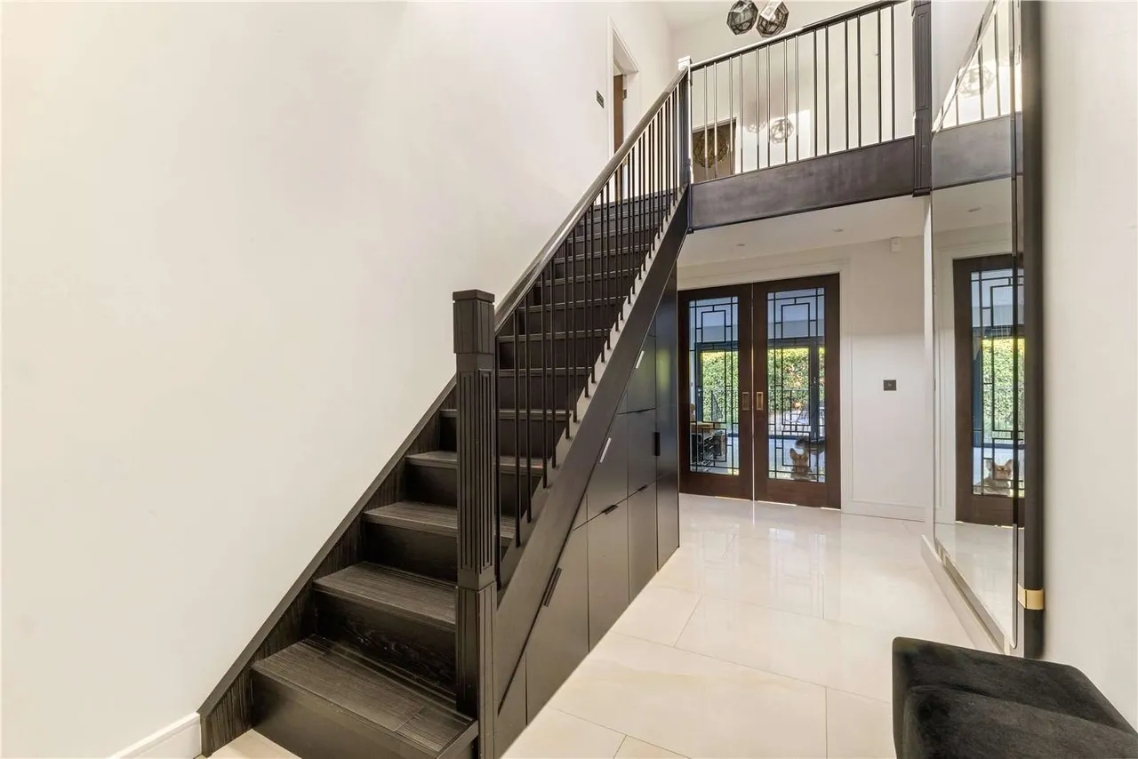 Harpesford Avenue, Virginia Water, Surrey, GU25 4RD, photo 4