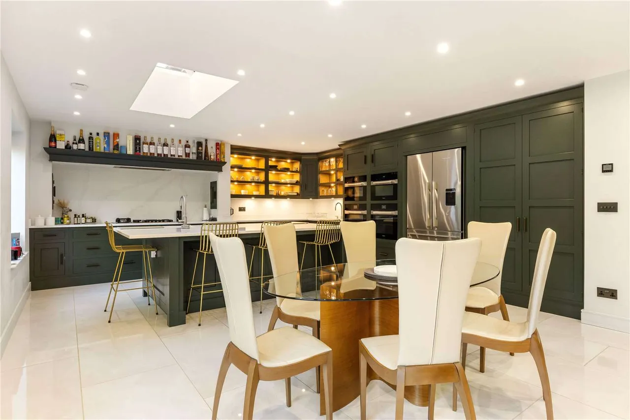 Harpesford Avenue, Virginia Water, Surrey, GU25 4RD, photo 5