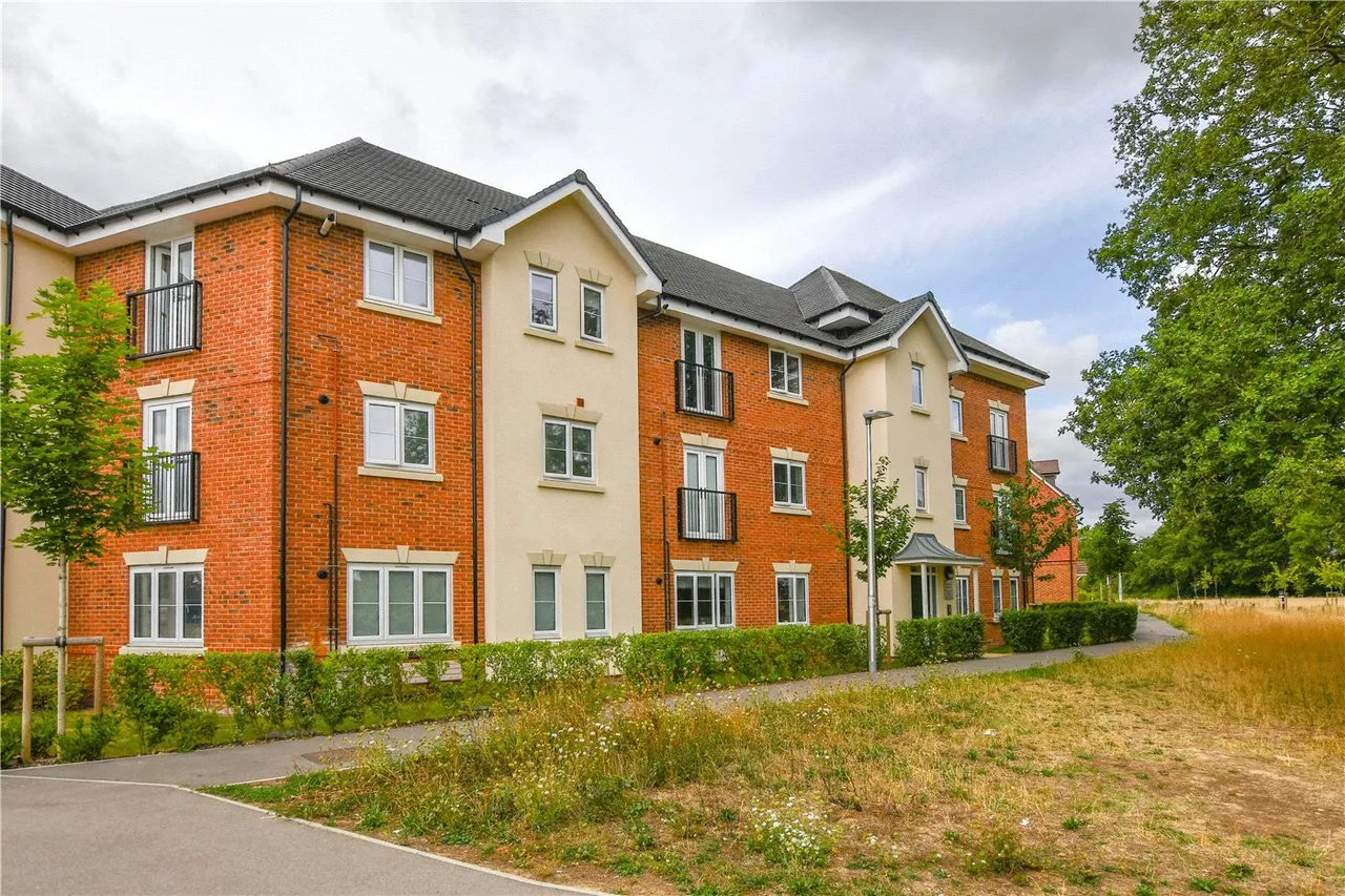 1 bed flat for sale — Harvest Path, Finchwood Park, Wokingham, Berkshire, RG40