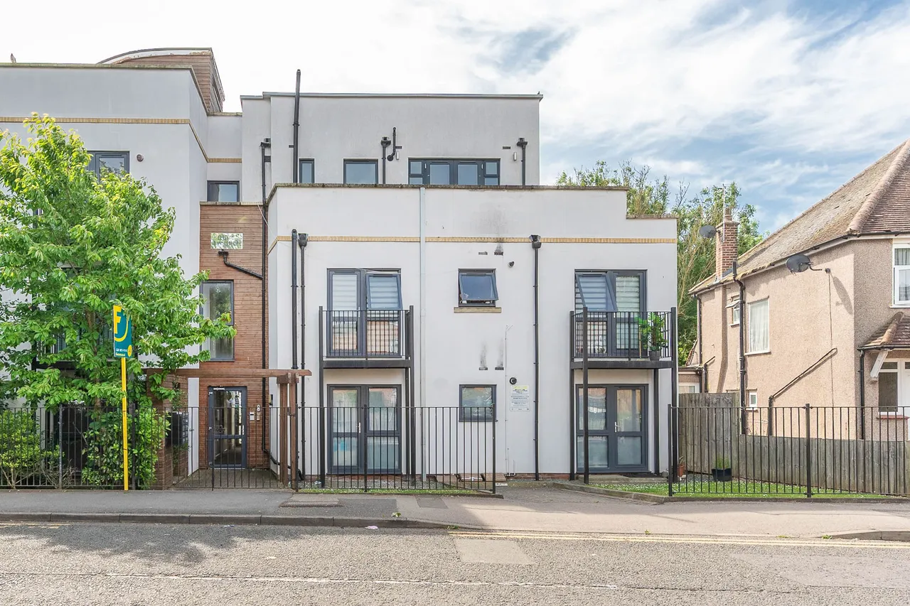 2 Chandos Parade, Buckingham Road, Edgware, photo 3