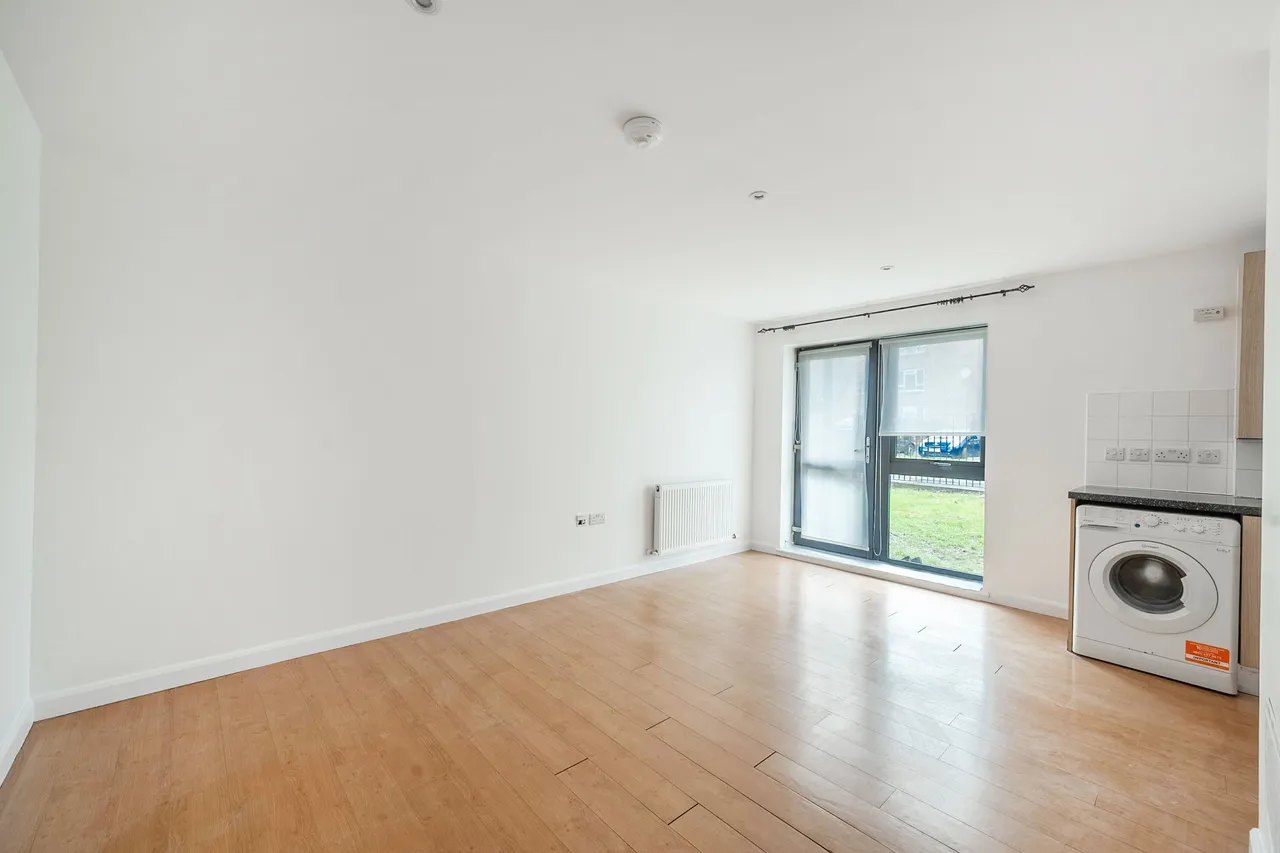 2 Chandos Parade, Buckingham Road, Edgware, photo 4