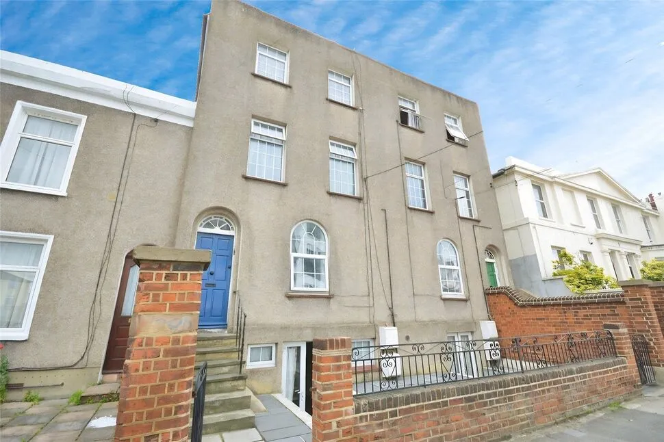 1 bed flat to rent — Dover Road, Northfleet, Kent, DA11
