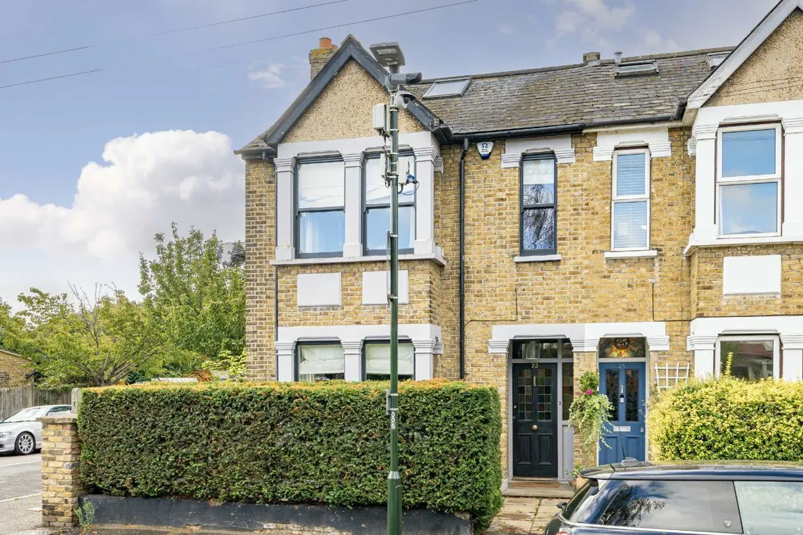 4 bed flat for sale, Burtons Road, TW12