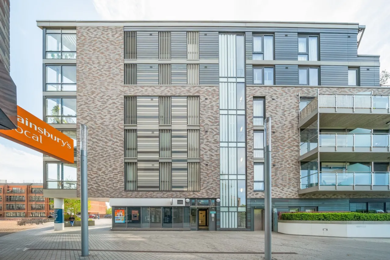 2 bed flat for sale — Overbridge House