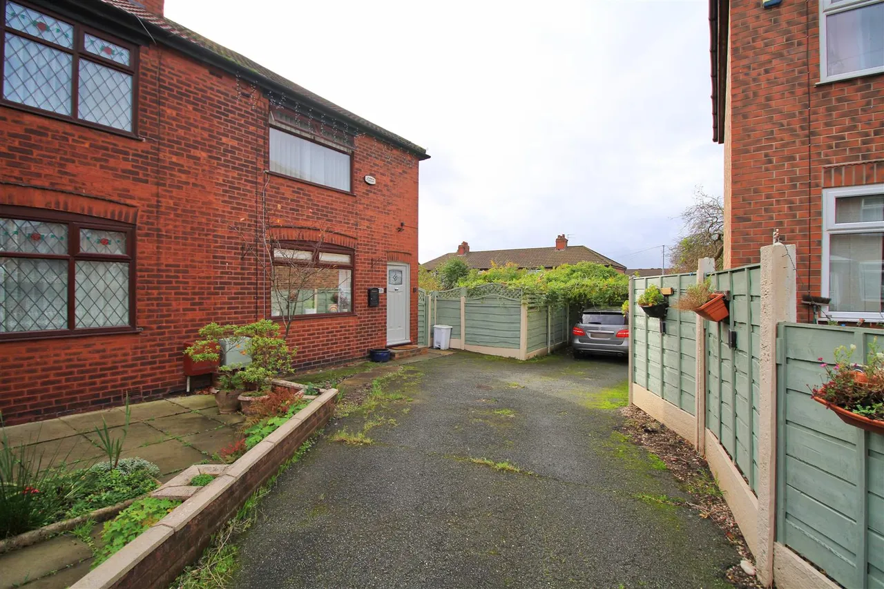 2 bed house for sale, Heristone Avenue, Denton