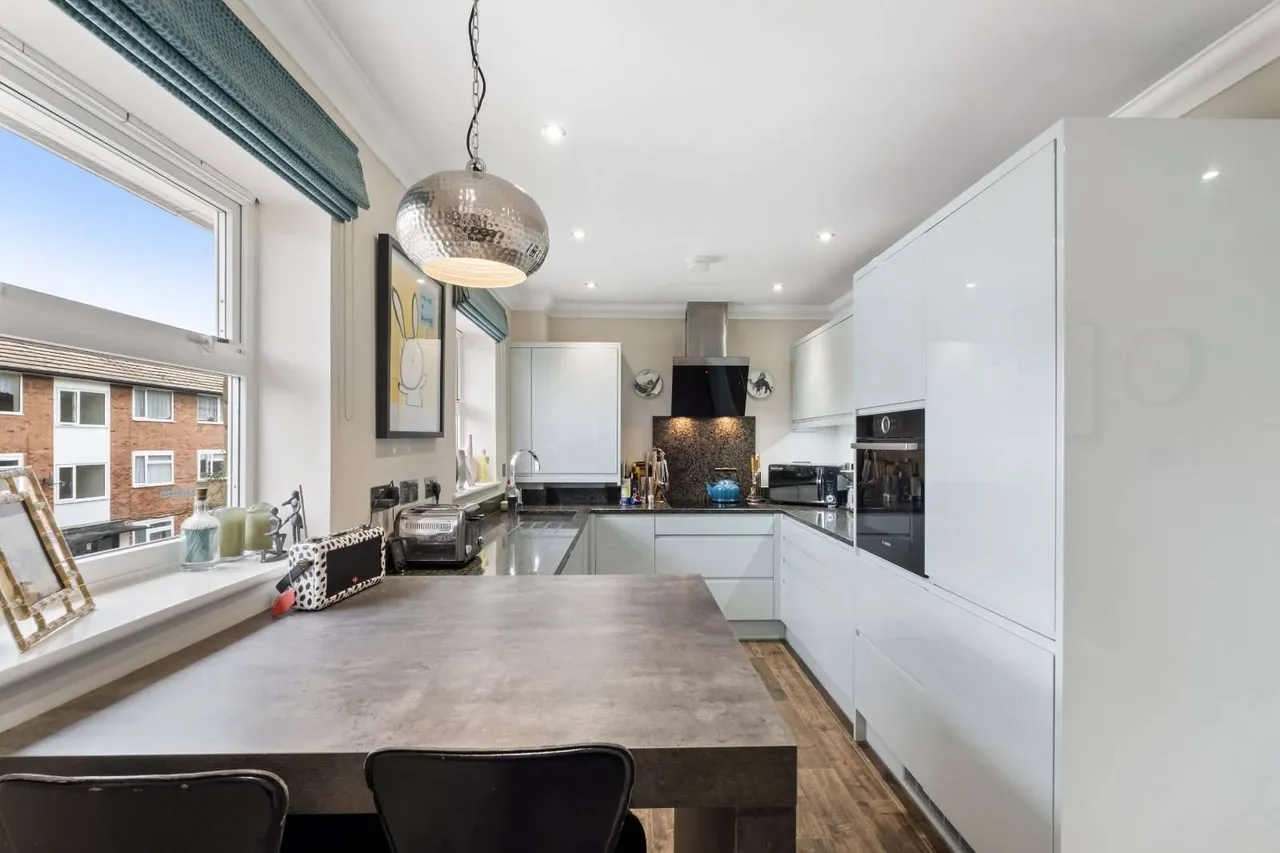 Crescent Lane, London, SW4 9PQ, photo 2