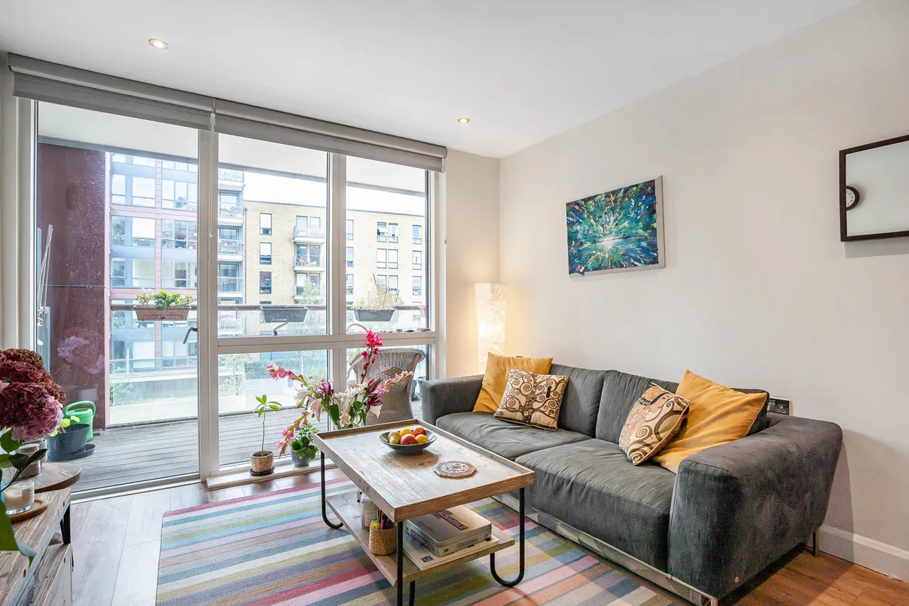 2 bed flat for sale, Kingsland Road, London, E8