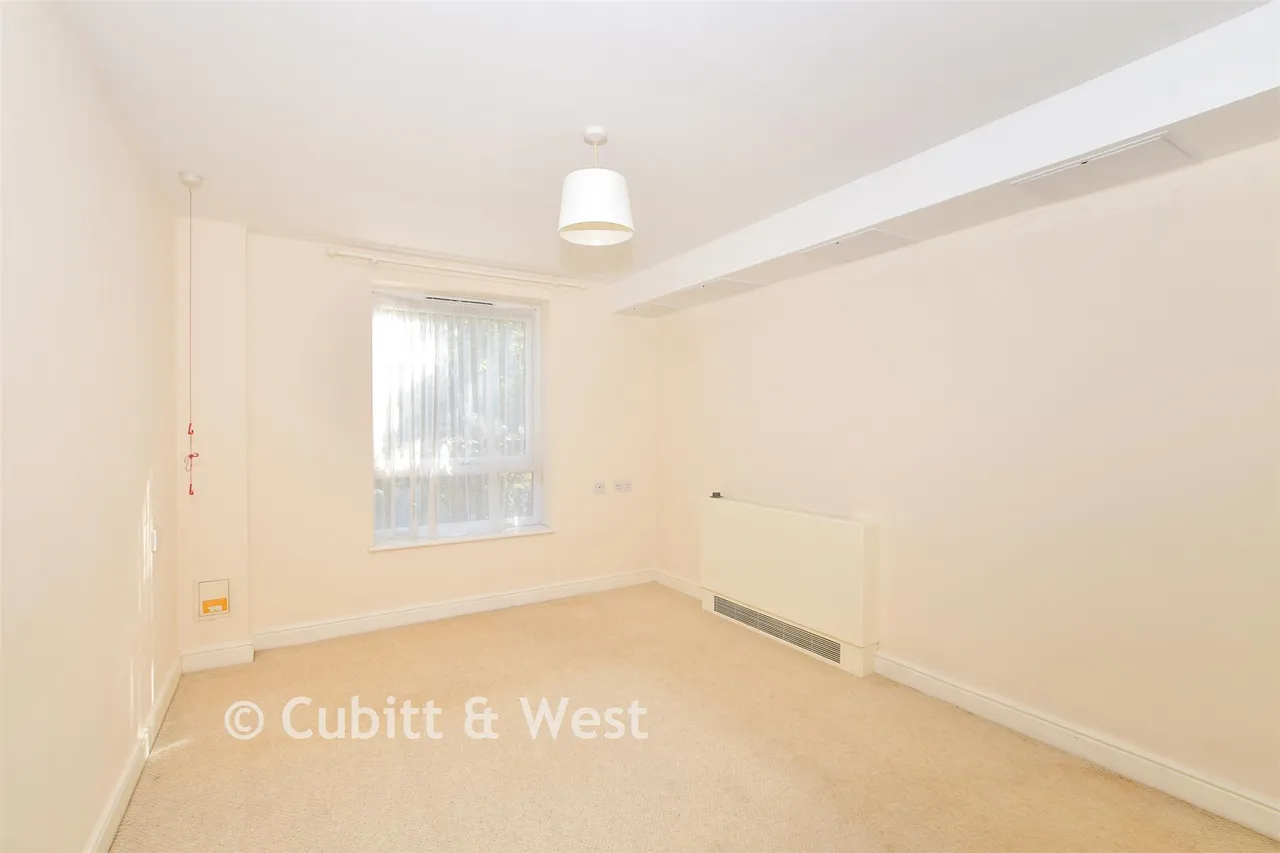 Commonwealth Drive, Three Bridges, RH10, photo 9