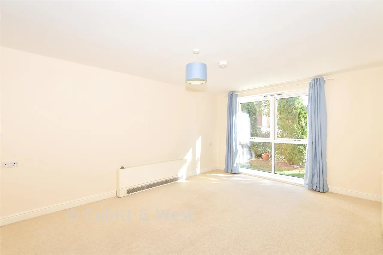 Commonwealth Drive, Three Bridges, RH10, photo 5