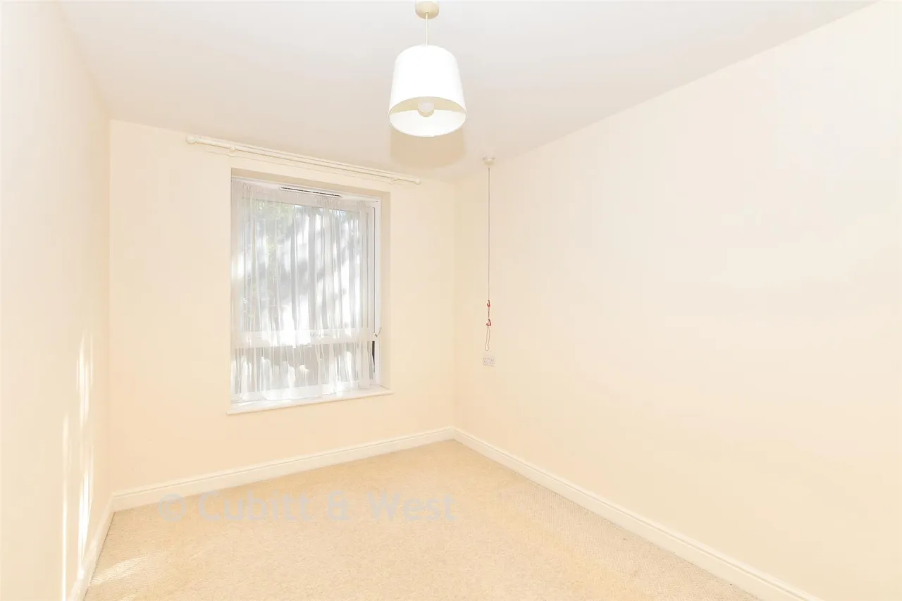 Commonwealth Drive, Three Bridges, RH10, photo 12