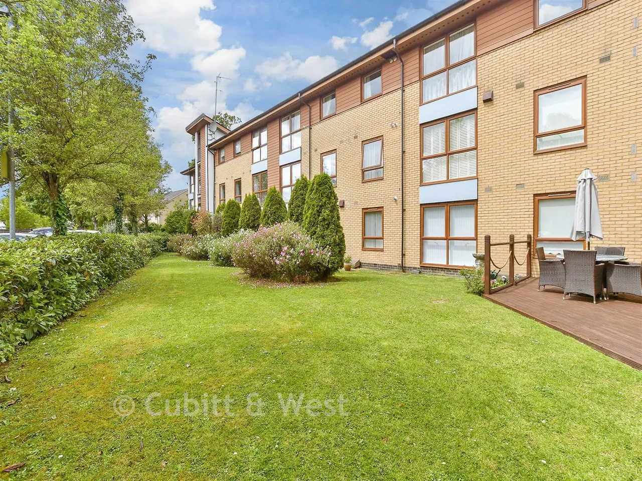 Commonwealth Drive, Three Bridges, RH10, photo 17