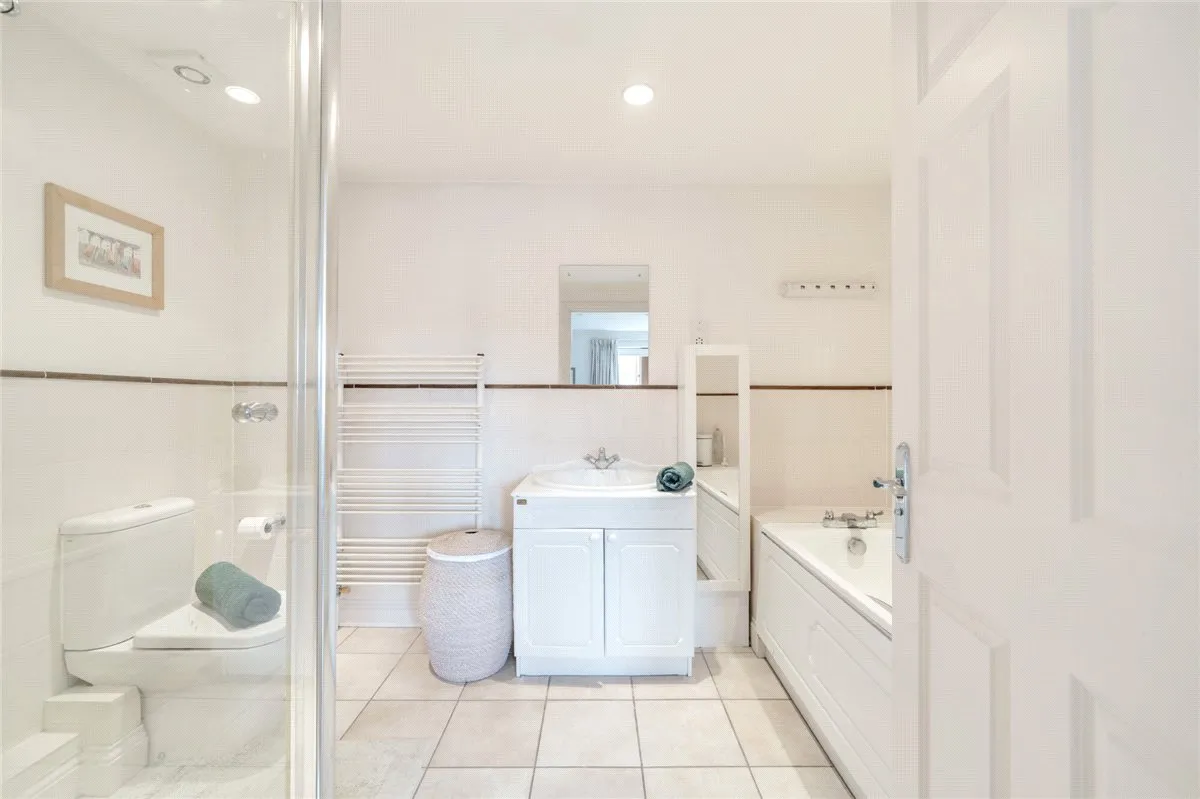 Cromwell Court, Marlborough, SN8, photo 15