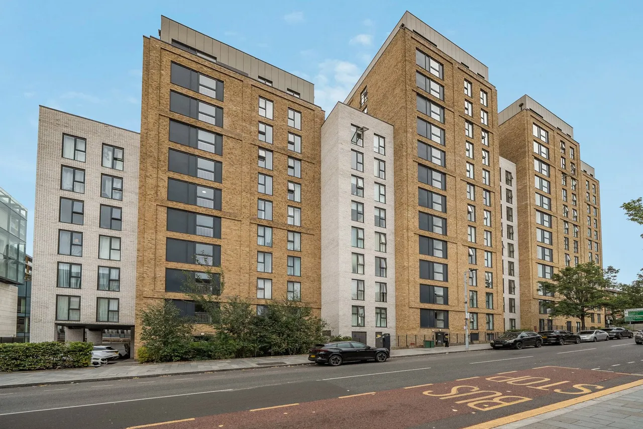 2 bed flat for sale — Wellington Street, London, SE18