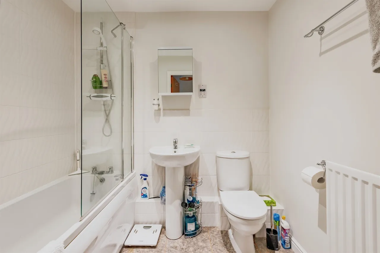 Stone Court, Crawley, photo 9