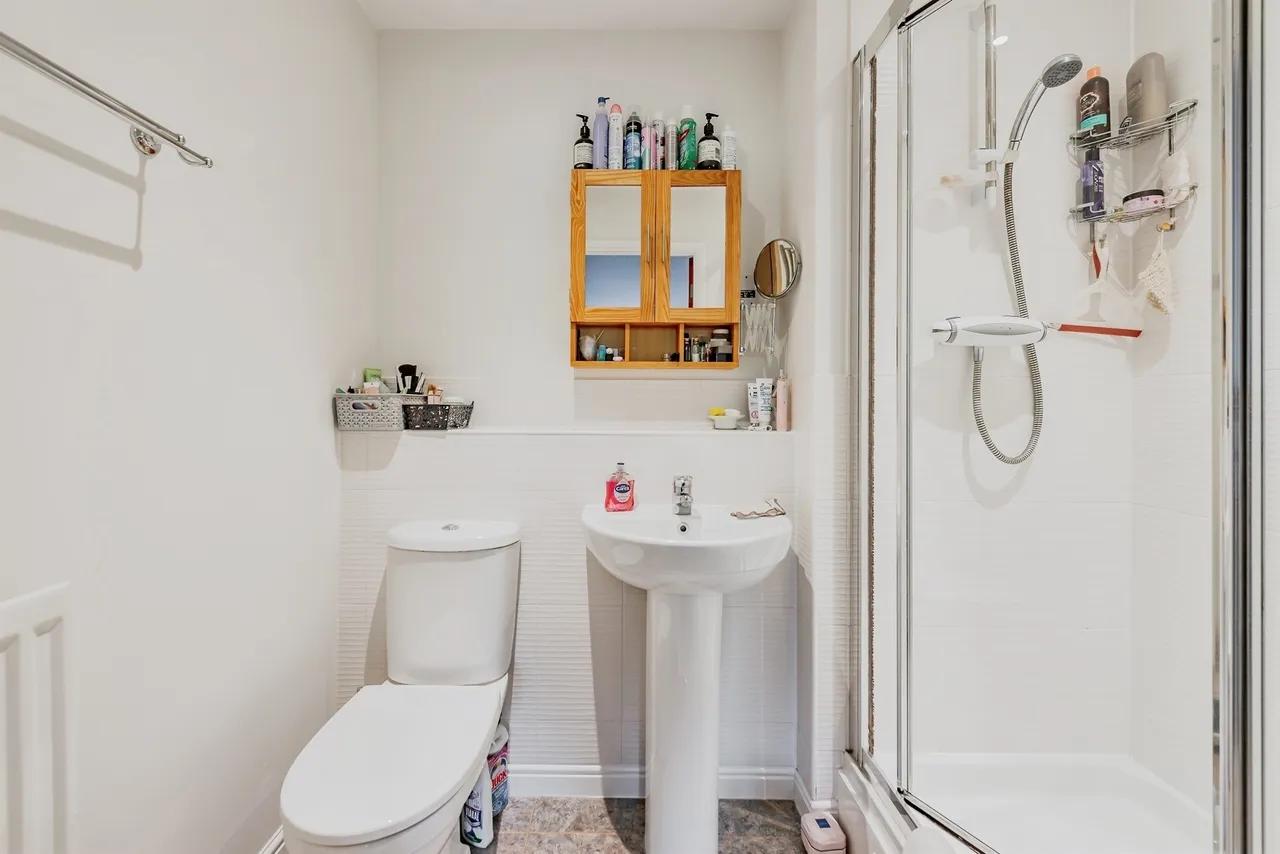 Stone Court, Crawley, photo 7